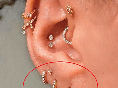 Прокол мочки одного ушка для ДВОИХ пистолетом R993 Studex (2 прокола)